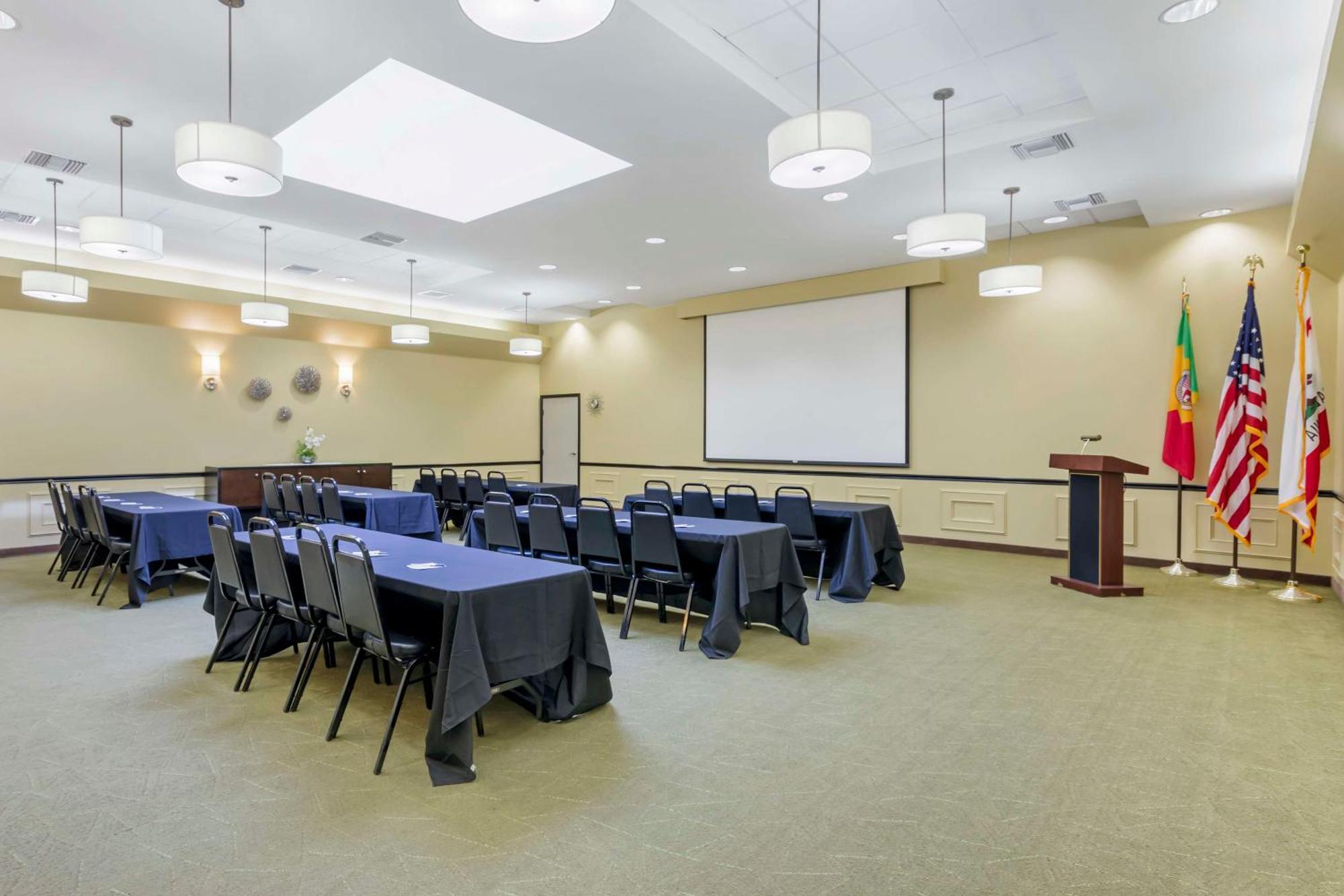 Best Western Canoga Park Motor Inn Лос-Анджелес Экстерьер фото